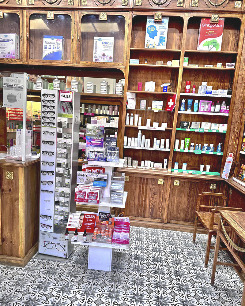 Interior de la Farmacia Serralta, en Barcelona
