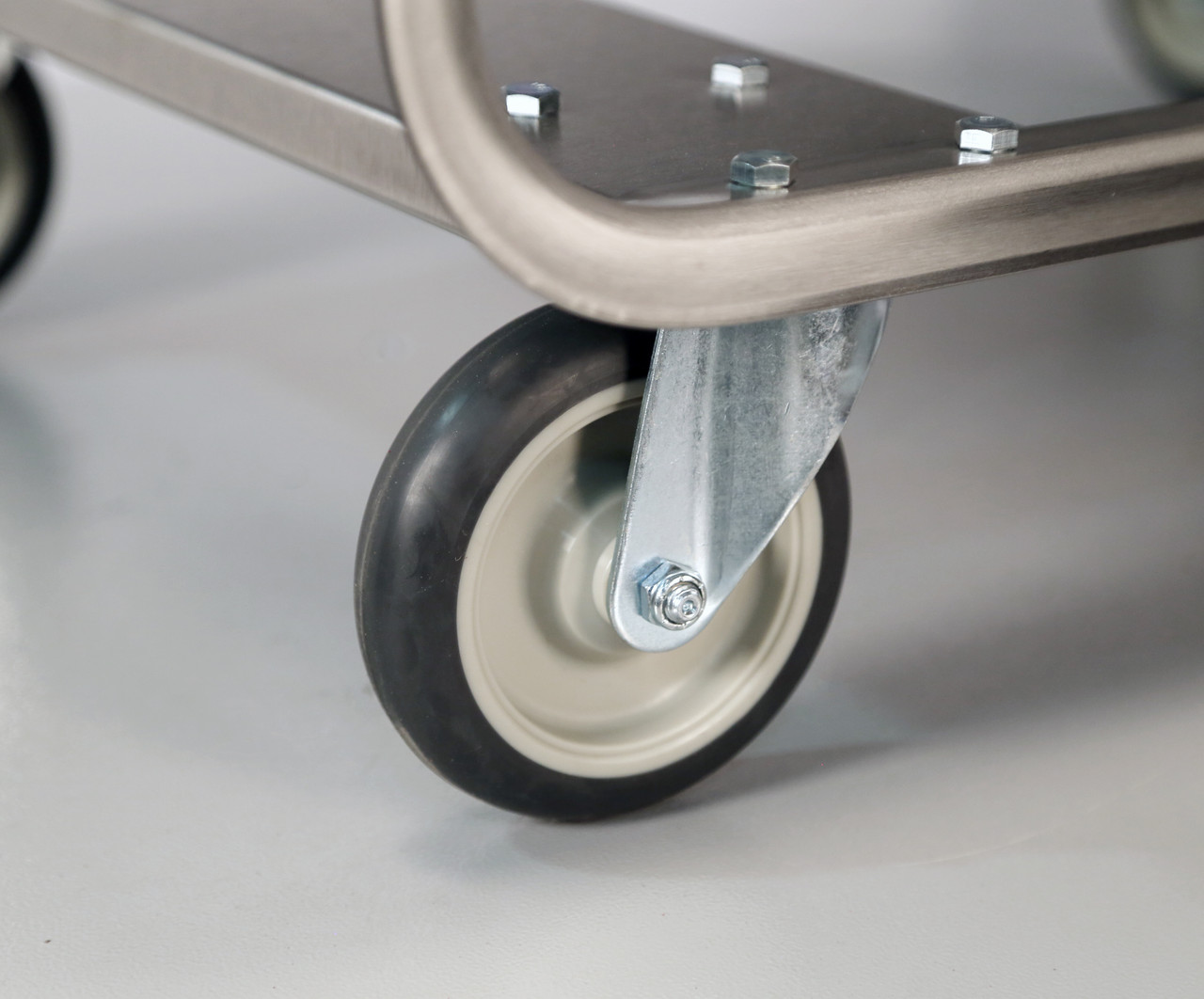 LAKESIDE GUARD RAIL CARTS - Cart, 22 3/8"W x 38 5/8"L x 37¼"H, 700 lb Capacity, 3 Shelves, 5" Swivel Casters, 21" x 33" Shelf, 19 3/8" Clearance