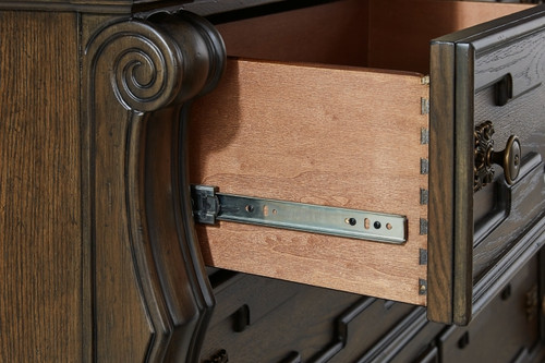 Maylee Chest of Drawers (B947-46)