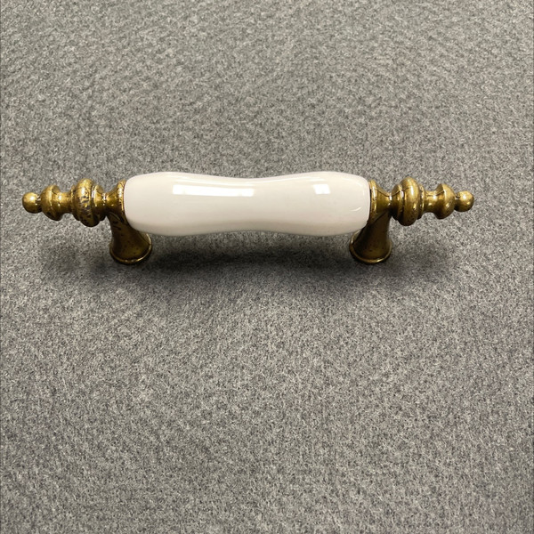 Antique Brass Pull with White Ceramic Center
LQ-P50031V-ABW-C7