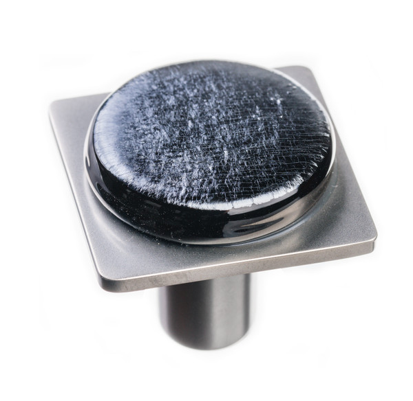 Sietto Geometric round irid black on square satin nickel knob
