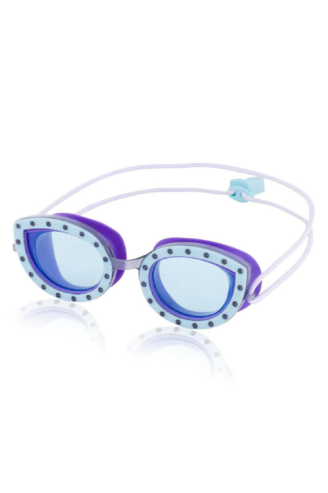 This goggle in a sunglasses-inspired design provides nonstop comfort and performance for all-day play. It features an easily adjustable bungee strap and anti-fog lenses with UV protection for clear underwater vision and to keep developing eyes safe.

Features and Benefits
UVA/UVB Polycarbonate lenses
Anti fog
Comfort bungee strap
Easy adjust toggle
