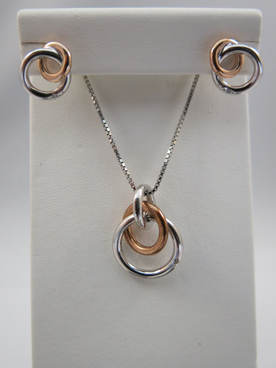 Hot diamonds eternity interlocking pendant Clearance