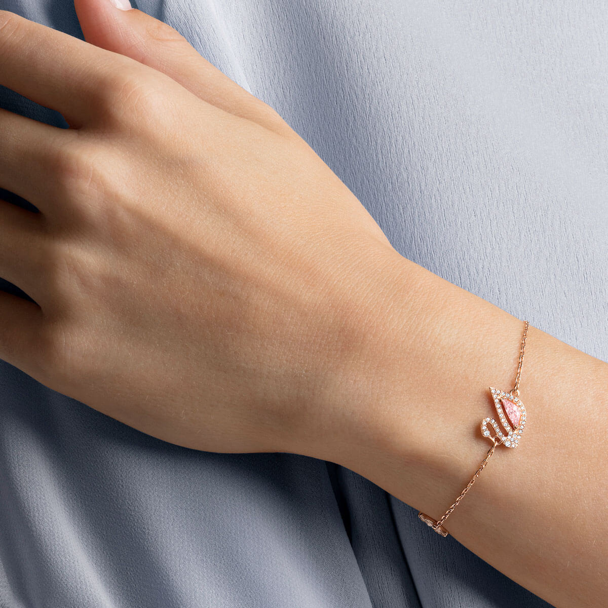 SWAROVSKI swan ブレスレット Swarovski Dazzling Swan Bracelet