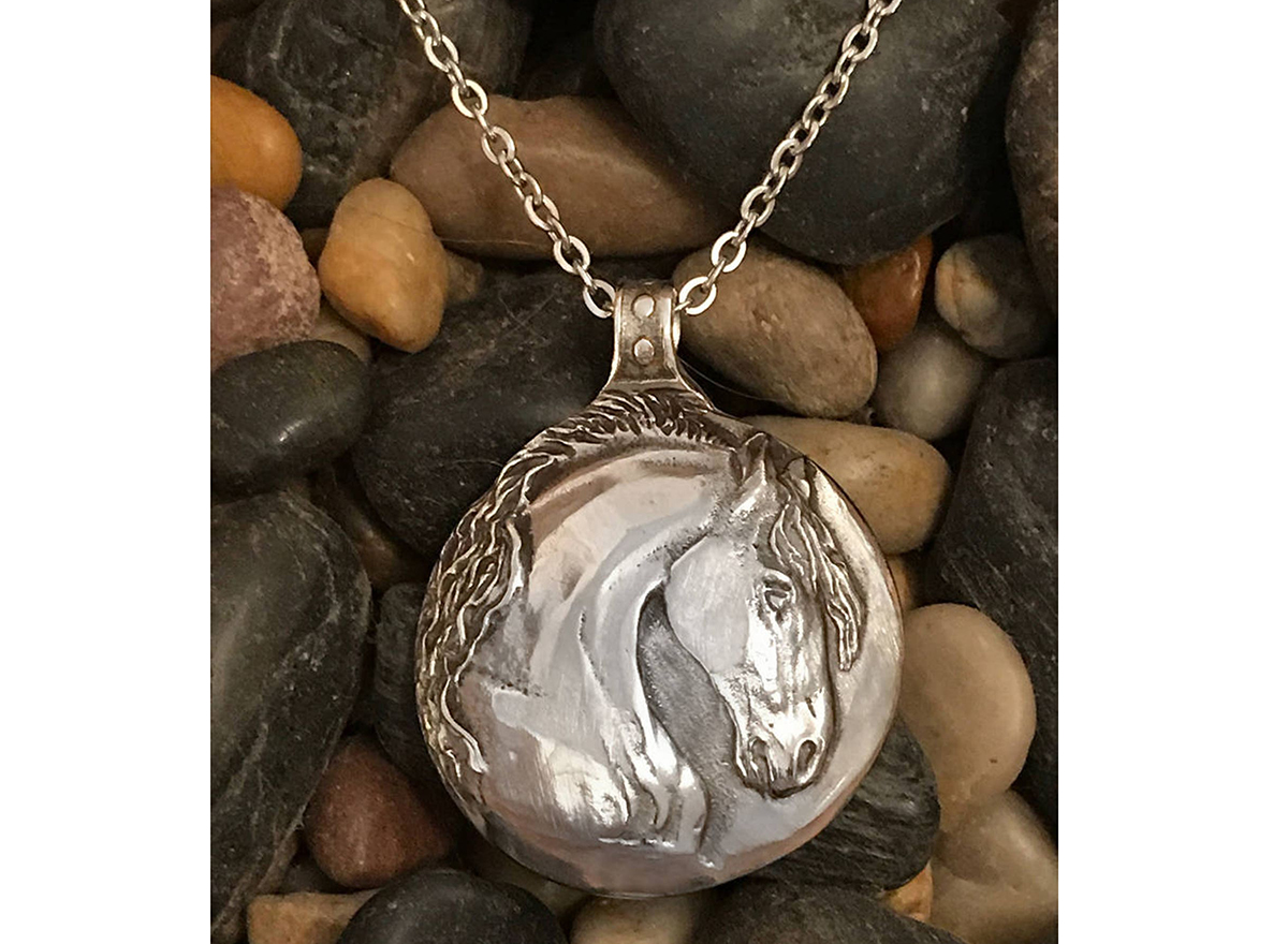 SILVER HORSES ペンダントトップ&チェーン Hand made Stallion Friesian Horse Head pendant in silvery pewter