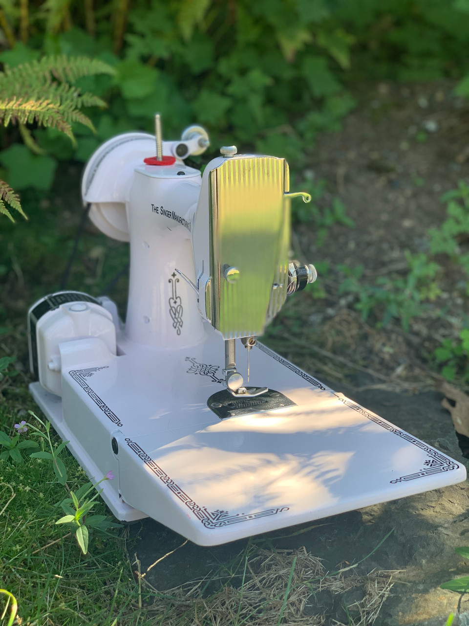 1950 Singer Featherweight 221, Light Pink with Classic Black Decals