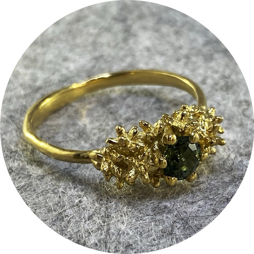 Manuela Igreja - 'Solitaire Spur Ring w 5mm Green Sapphire', 925 silver, sapphire, yellow gold plate P Manuela Igreja - 'Solitaire Spur Ring w 5mm Green Sapphire', 925 silver, sapphire, yellow gold plate P
