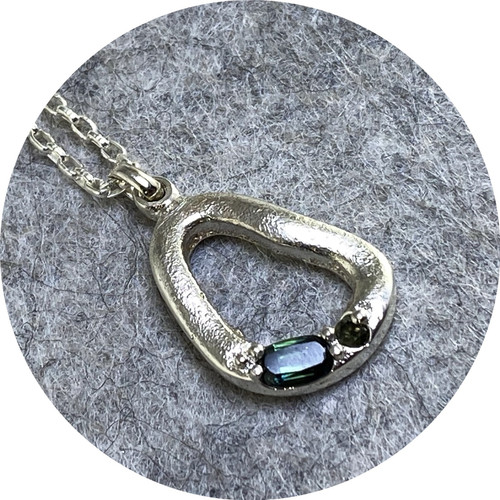 Kirra-lea Caynes - 'Sapphire Oblong Silver Pendant', 925 silver, Australian sapphire Kirra-lea Caynes - 'Sapphire Oblong Silver Pendant', 925 silver, Australian sapphire