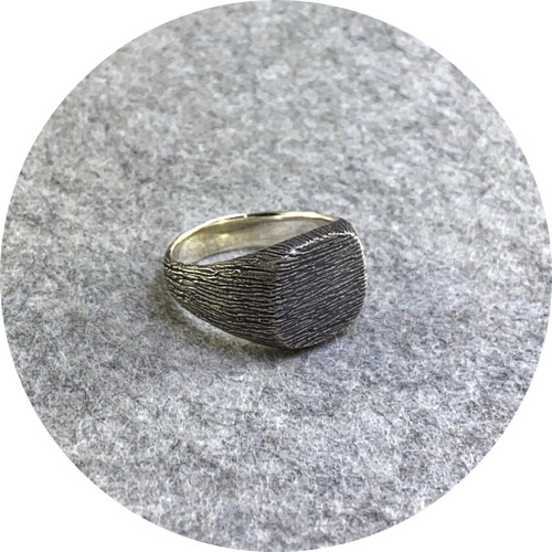 Amelie Atelier - 'Cedear Textured signet ring' sterling silver.