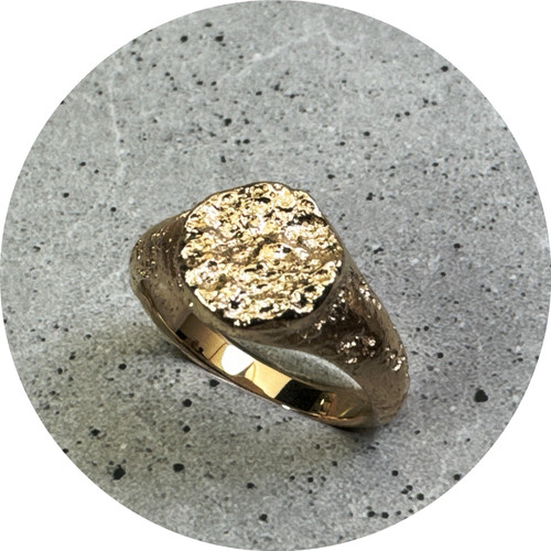 Albert Tse - Terra Small Round Signet Ring, Yellow Gold