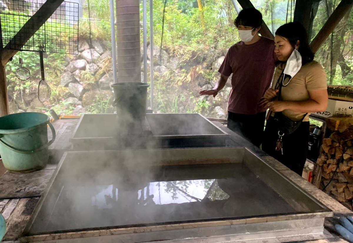 この薪窯を使って、塩じいが山塩を手作り