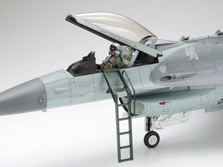 TAMIYA F16CJ 1/32プラモデル 開封しましたが箱と中身は新品です。 1/32 Tamiya F-16Cj Fighting Falcon Plastic Model Kit - Squadron.com