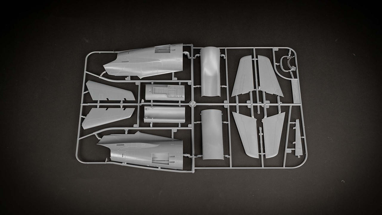 （限定価格）F-86K \"SABRE DOG\" 1/32スケール 最後1点 Amazon.com: Kitty Hawk KH32008 1:32 F-86K Sabre Dog [Model