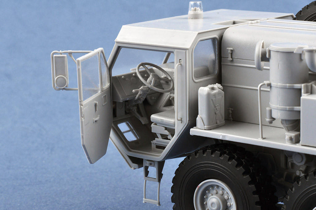 1/35 Trumpeter HEMTT M983 Tractor - Squadron.com