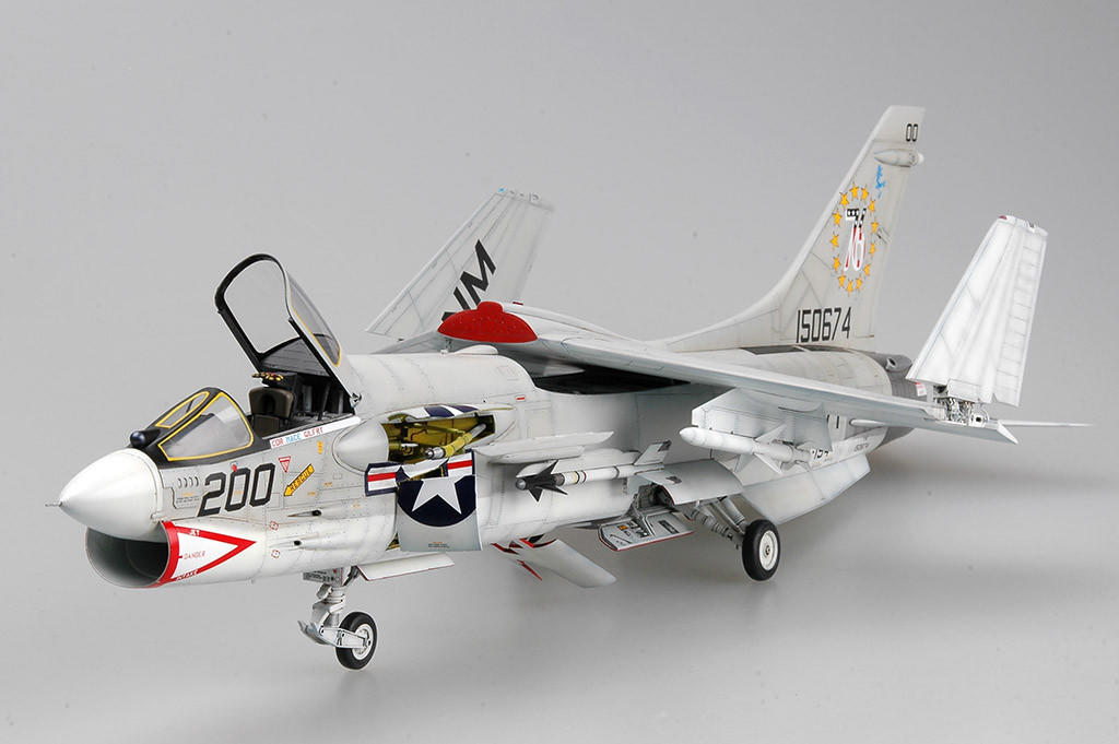 トランペッター　1/32 F-8J CRUSADER Amazon.com: Trumpeter 1/32 F8J Crusader US Navy Fighter