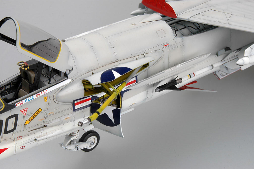トランペッター　1/32 F-8J CRUSADER 1/32 Trumpeter F8J Crusader USN Fighter - Squadron.com