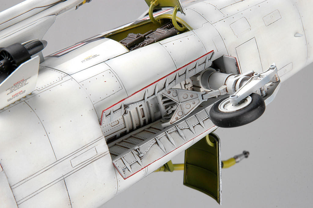 1/32 Trumpeter F8J Crusader USN Fighter - Squadron.com