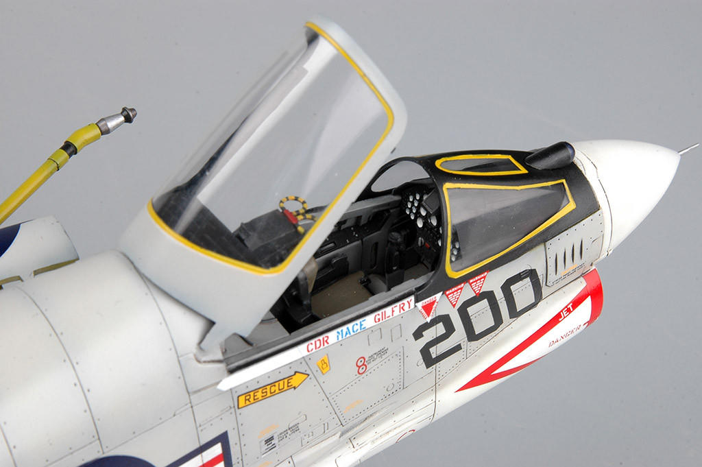 1/32 Trumpeter F8J Crusader USN Fighter - Squadron.com