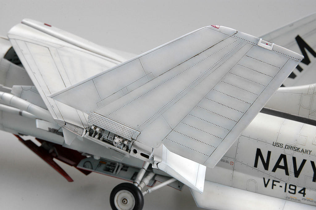 1/32 Trumpeter F8J Crusader USN Fighter - Squadron.com
