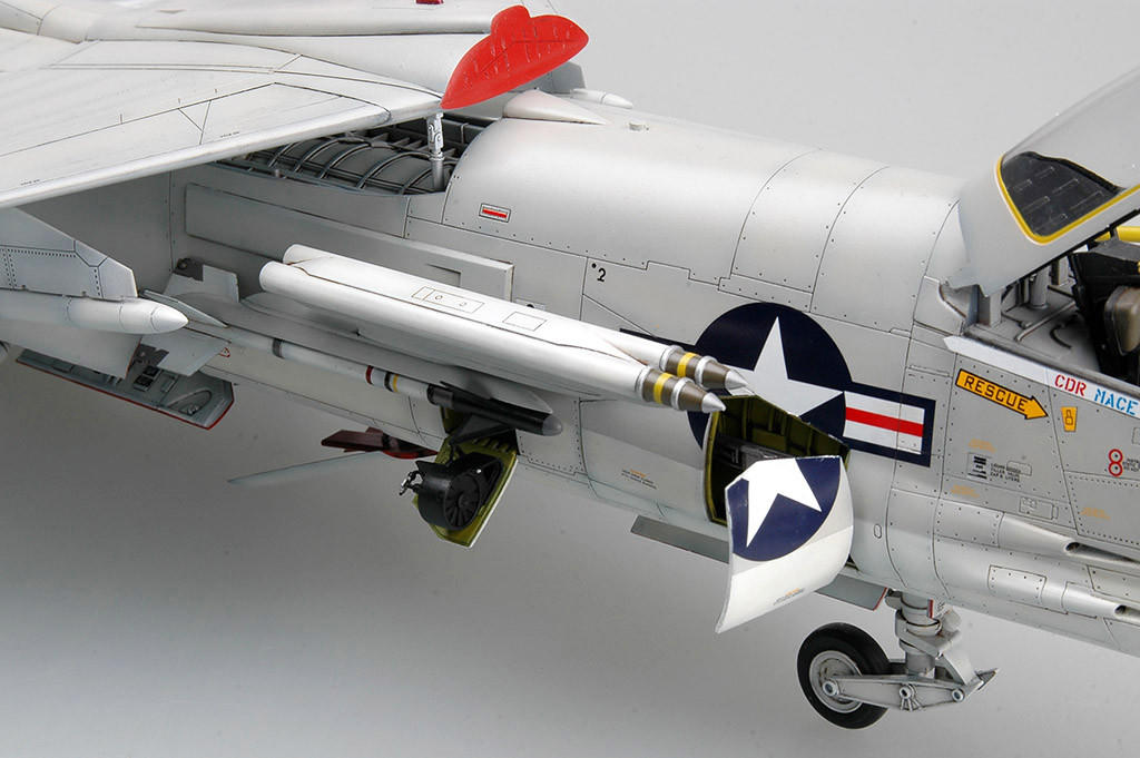 1/32 Trumpeter F8J Crusader USN Fighter - Squadron.com