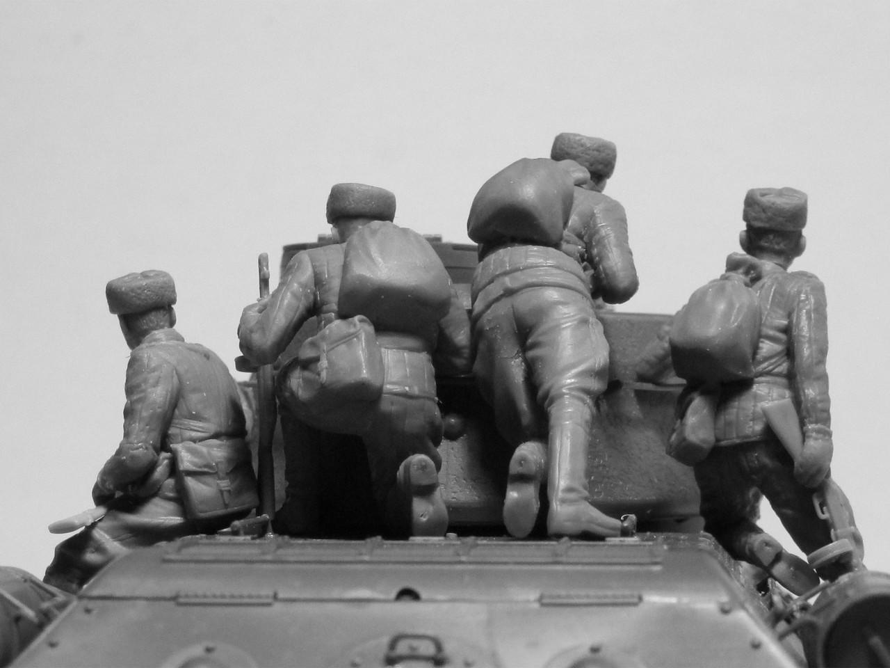 1/35 ICM Soviet Tank Riders (1943-1945) (4 figures) - Squadron.com