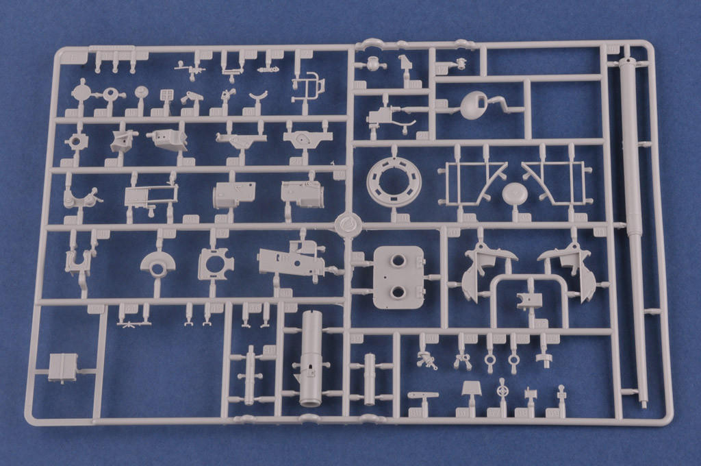 1/35 Hobby Boss PzKpfwVI SdKfz182 Tiger II Henschel July