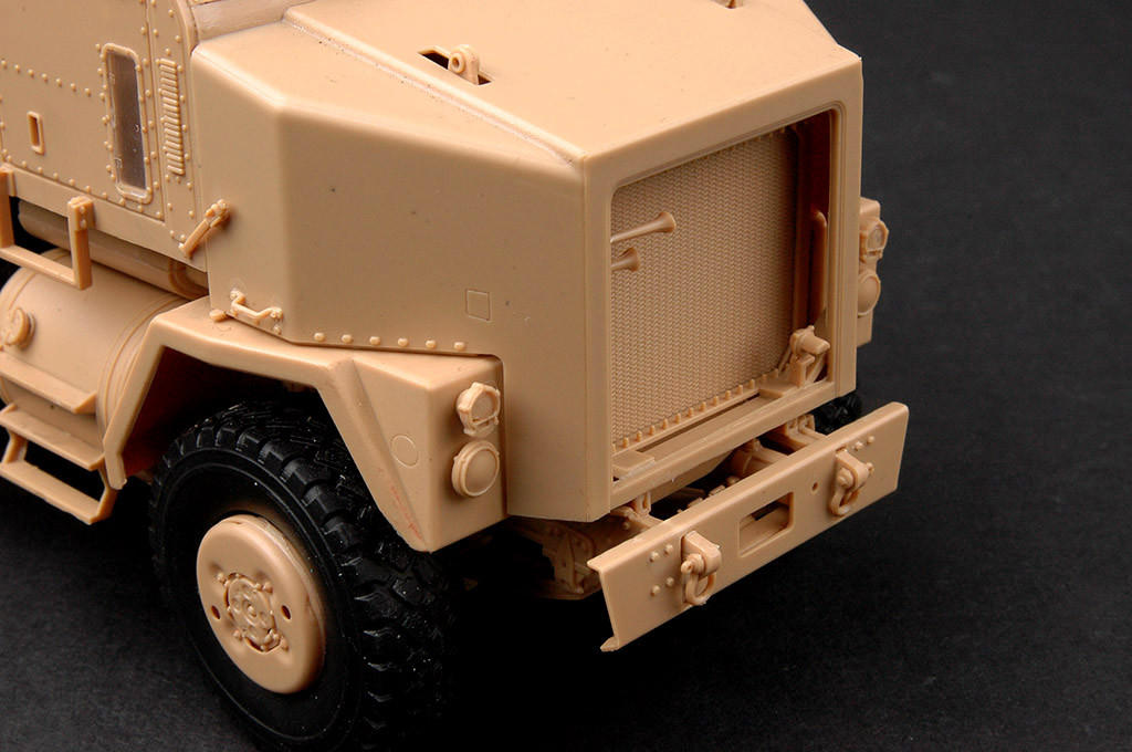 1/35 Hobby Boss M1070/M1000 HETS - Squadron.com