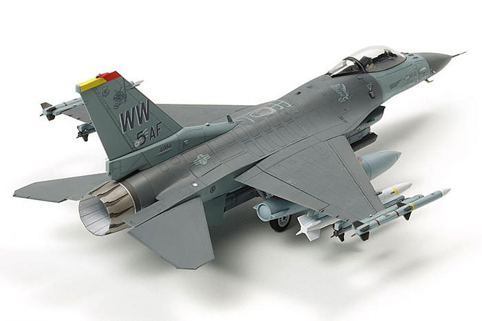 1/72 F16CJ Block 50 Fighting Falcon Aircraft w/Full Equipment