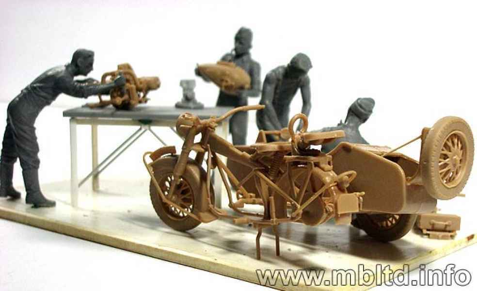 1/35 Master Box German Motorcycle Repair Crew (x4 Figures