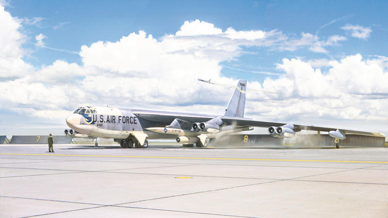 航空機・ヘリコプター ITALERI B-52G Stratofortress 1/72 B-52G Stratofortress With Hound Dog 1/72 Kit | Italeri