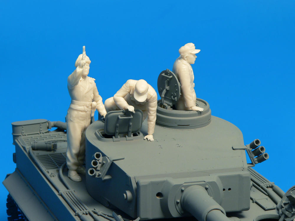1/35 Miniart WWII German Tank Crew France 1944 (5) w/Weapons