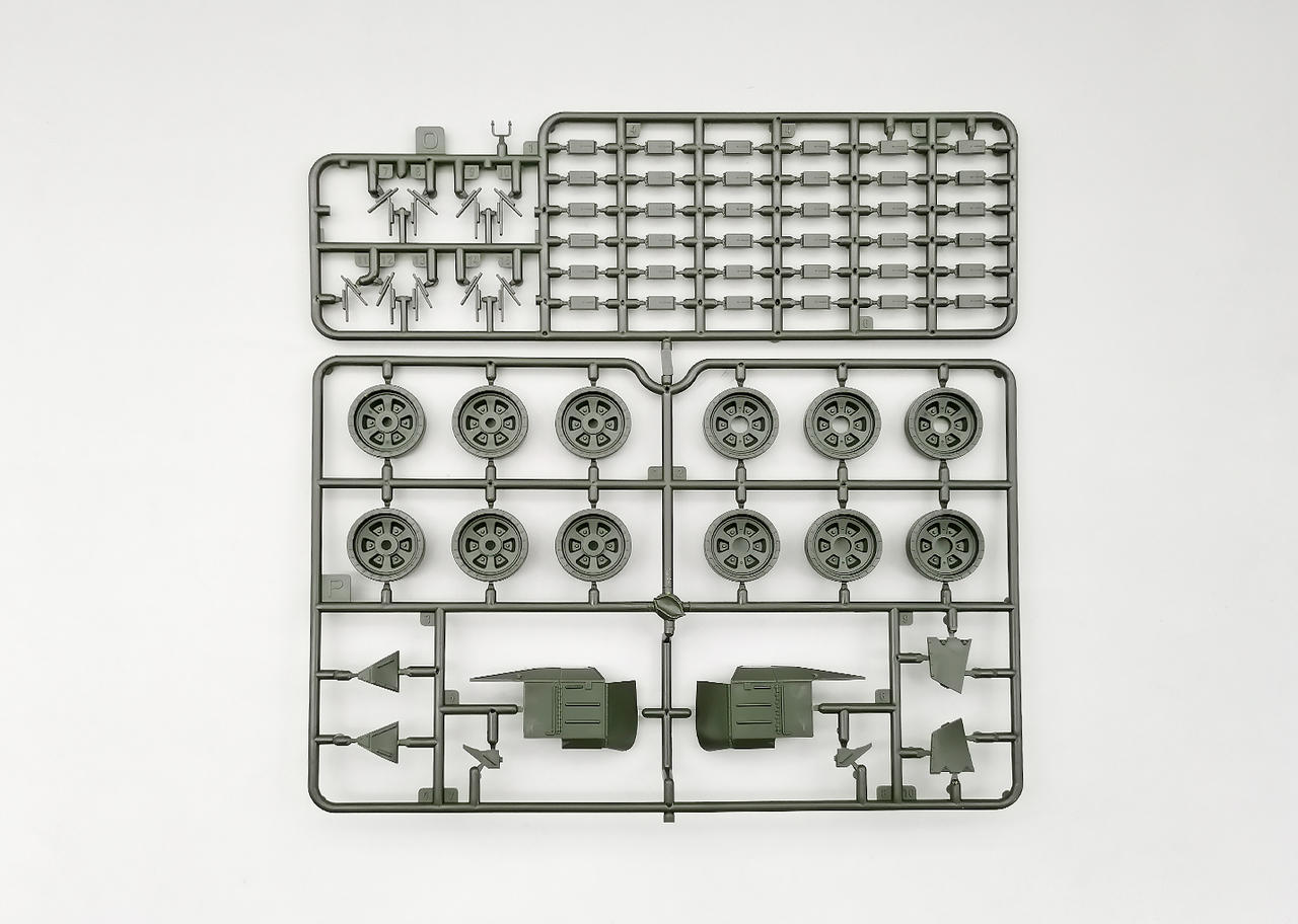1/35 Amusing Hobby T-72AV w/full interior tracks - Squadron.com