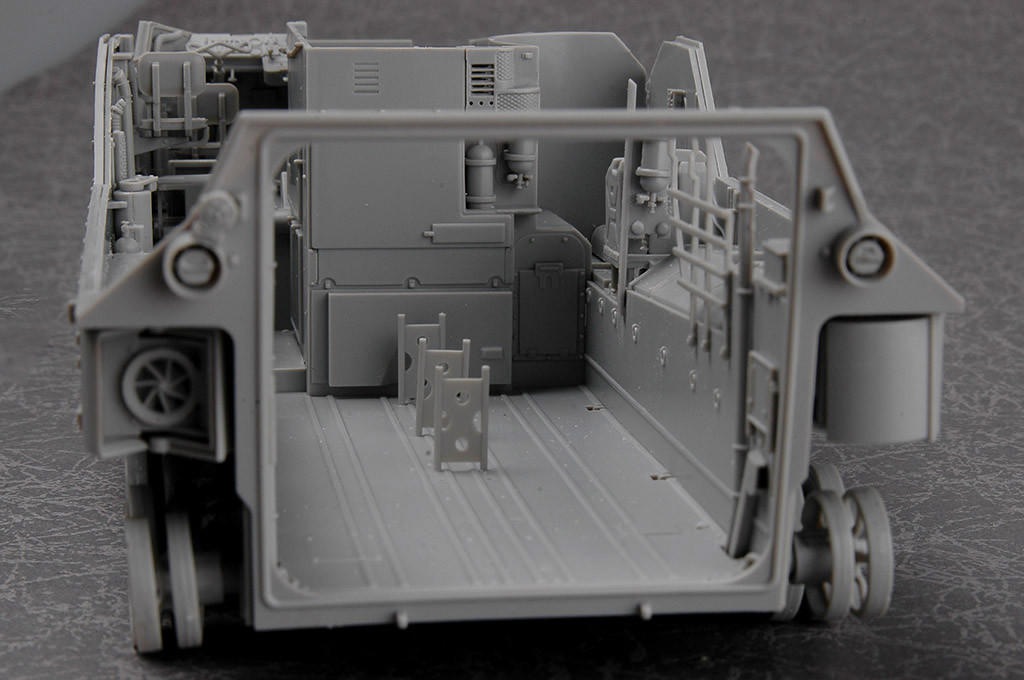 1/35 Hobby Boss AAVP-7A1 Assault Amphibious Vehicle (with Mounting