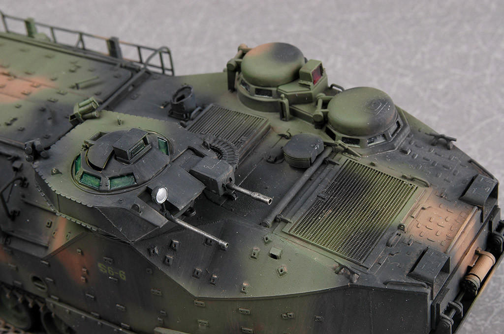 1/35 Hobby Boss AAVP-7A1 Assault Amphibious Vehicle (with Mounting