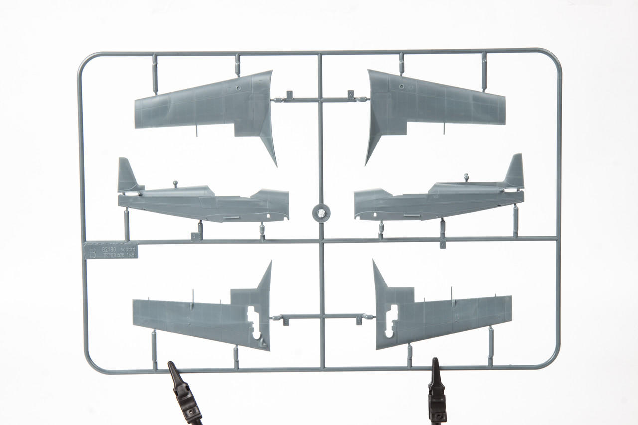 1/48 Z526AFS Akrobat Czech Aircraft (Plastic Kit) - Squadron.com