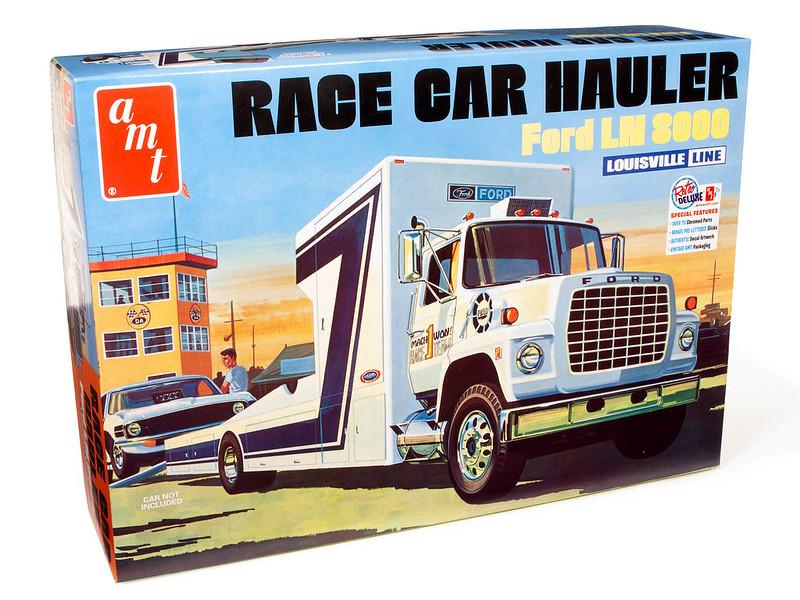 レースカーホーラー フォード LN8000 ルイビルライン 1/25 amt 1/25 AMT Ford LN8000 Race Car Hauler - Squadron.com