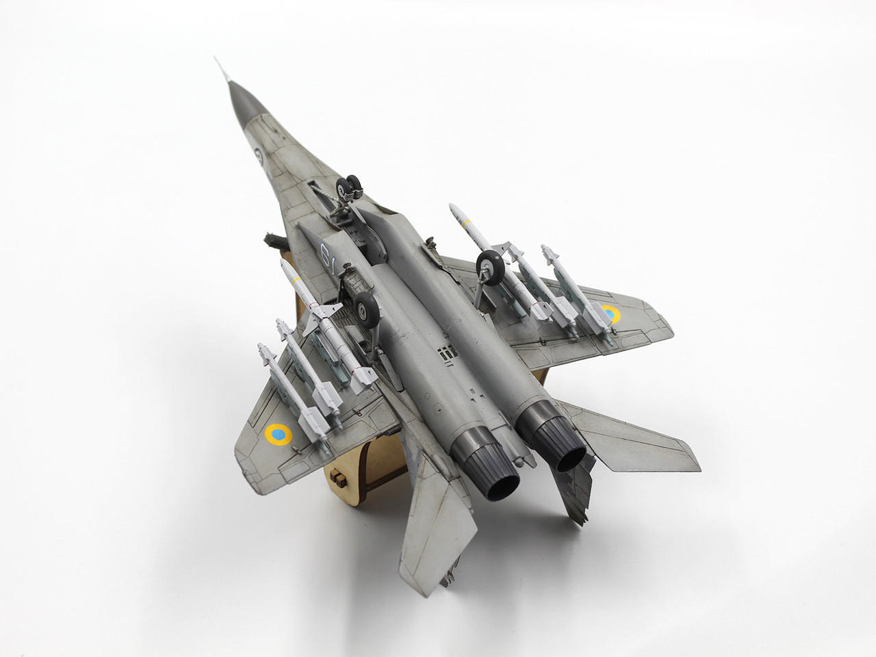 1/72 ICM MiG-29 9-13 Ukrainian Fighter with HARM missiles