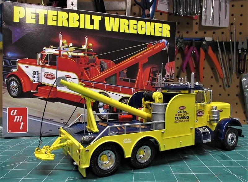 1/25 AMT Peterbuilt 359 Wrecker Truck Model Kit - 1133 - Squadron.com