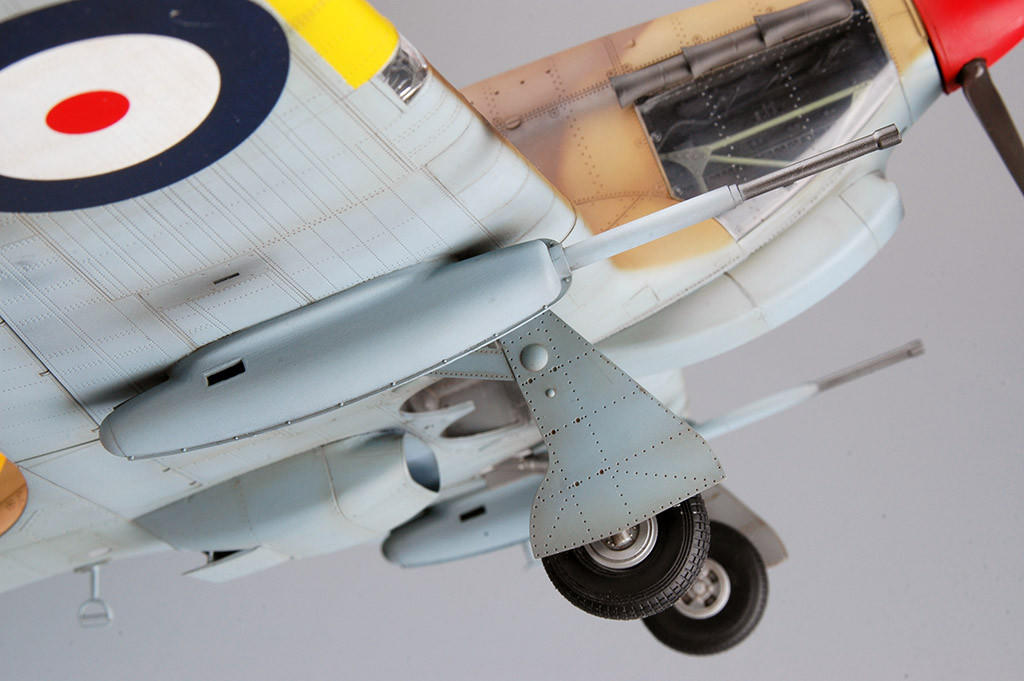 1/24 Trumpeter Hurricane MK.II C/TROP - Squadron.com