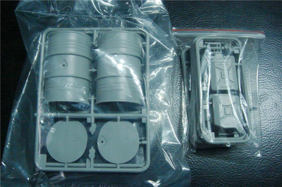 1/16 Classy Hobby WWII German 20L Jerry Can & 200L Fuel Drum Set