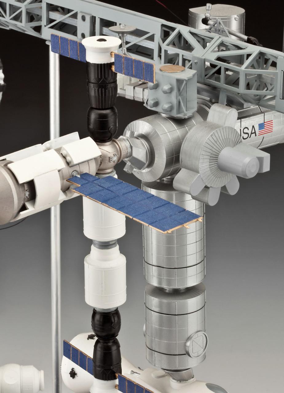 1/144 Revell International Space Station 