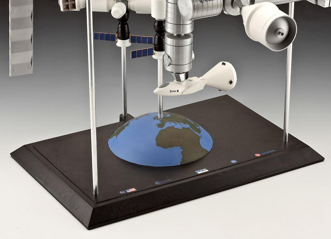 1/144 Revell International Space Station ISS 25th Anniversary