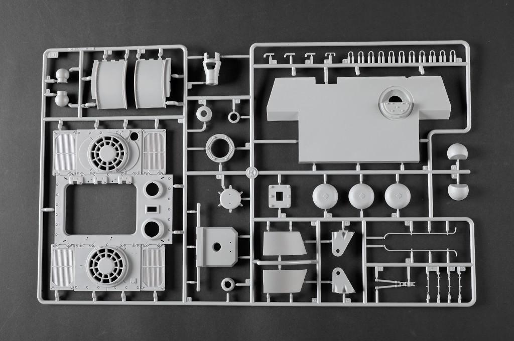 1/16 Trumpeter Pz.Kpfw.VI Sd.Kfz.182 Tiger II (Henschel 105mm