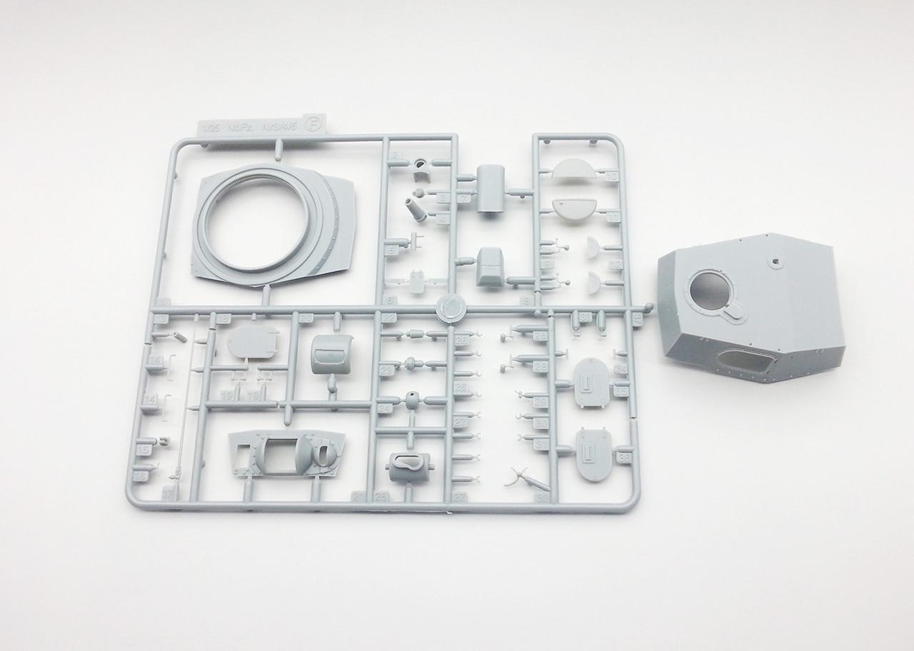 1/35 Amusing Hobby Neubaufahrzeug - Squadron.com