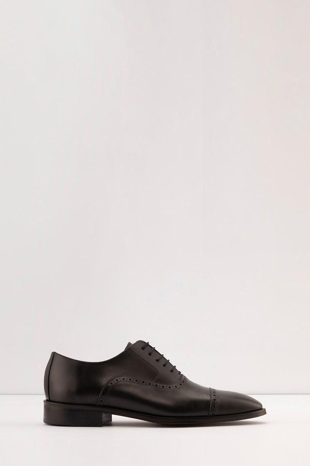 Second image of the product Oxford Medallion Cap-Toe Leather Dress Shoe