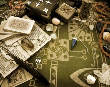 Beginners guide to Divination & Divination Cards - Holistic Shop