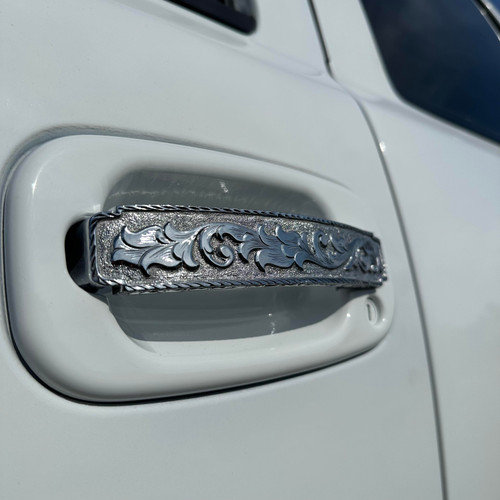 Pair of Billet Aluminum Hand Engraved Door Handles <br>
Fits 1999-2006 GMC & Chevy Trucks/SUV’s <br>
Each piece is hand engraved and has a unique design variation.<br>
No two pieces are the exactly alike.