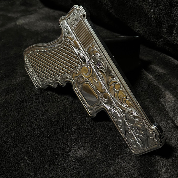 Hand Engraved Gun Hitch Cover <br>
Billet Aluminum CNC Gun Hitch Cover Hand Engraved<br>
Each piece is hand engraved and has a unique design variation.<br>
No two pieces are the exactly alike.<br>