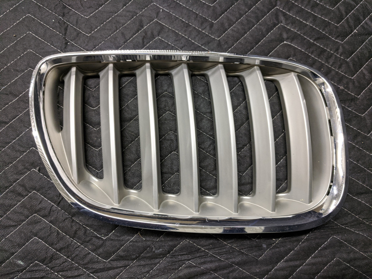 BMW E53 X5 Front Upper Grille Right 51137113738