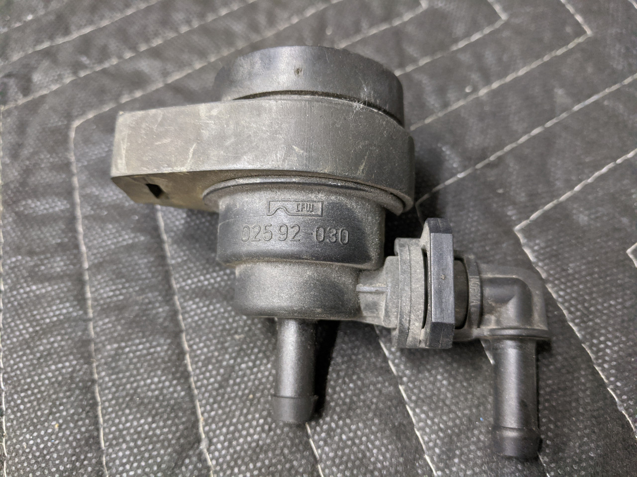 BMW E31/E36/E38/E39 Fuel Tank Breather Valve 13901748875